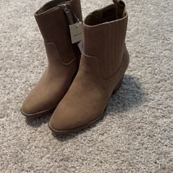 Universal Thread Boots Size 6 1/2 Memory Foam