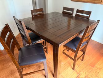 Dining table for up to 6 persons