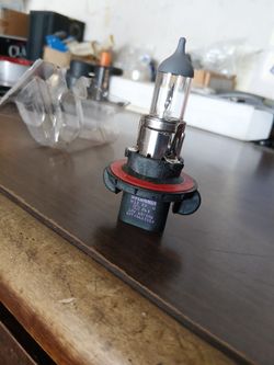 H13 headlight bulb