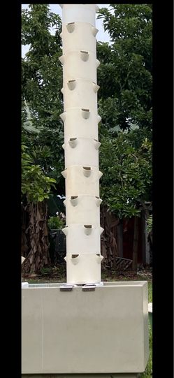Tower garden of ten floors for a total of 40 plants. Jardín vertical tipo torre de diez niveles.