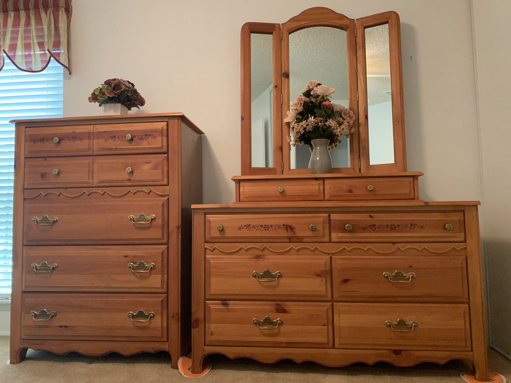 Matching Broyhill Dresser & Chest of Drawers