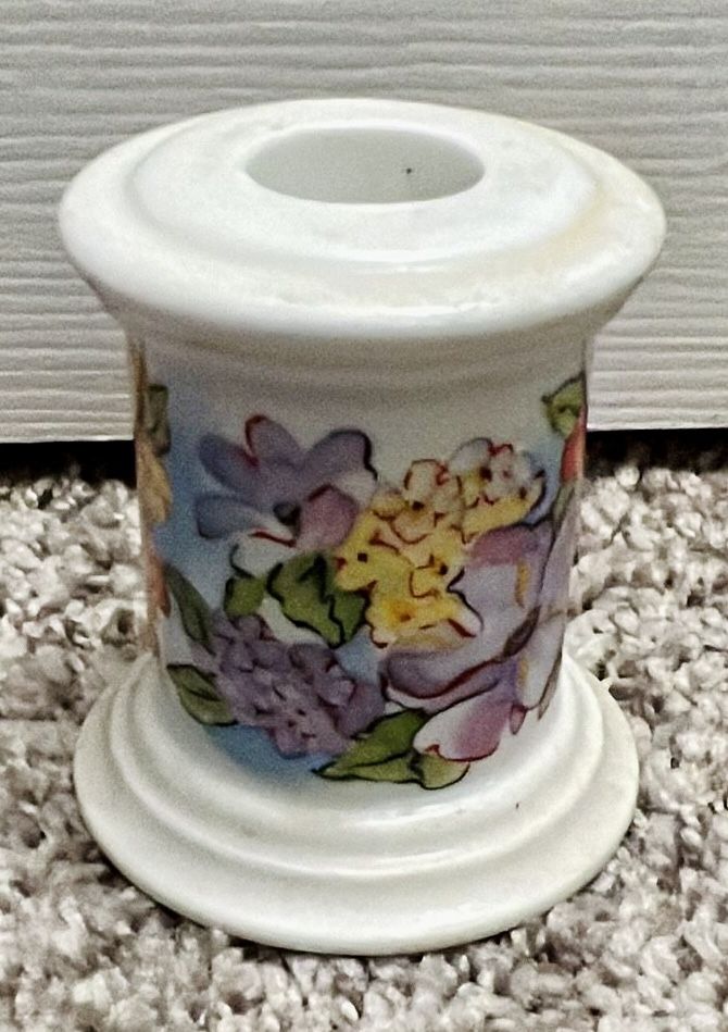 Avon Porcelain Floral Spring Hostess Collection Freestanding Candleholder Home Decoration Accent