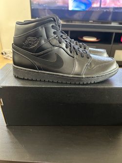 Jordan 1 Mid “Triple Black”  2019