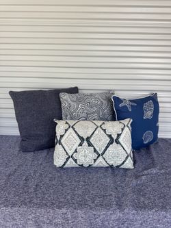 Bundle of 4 pillows - Model home decor