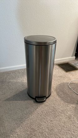Trash Bin with Lid