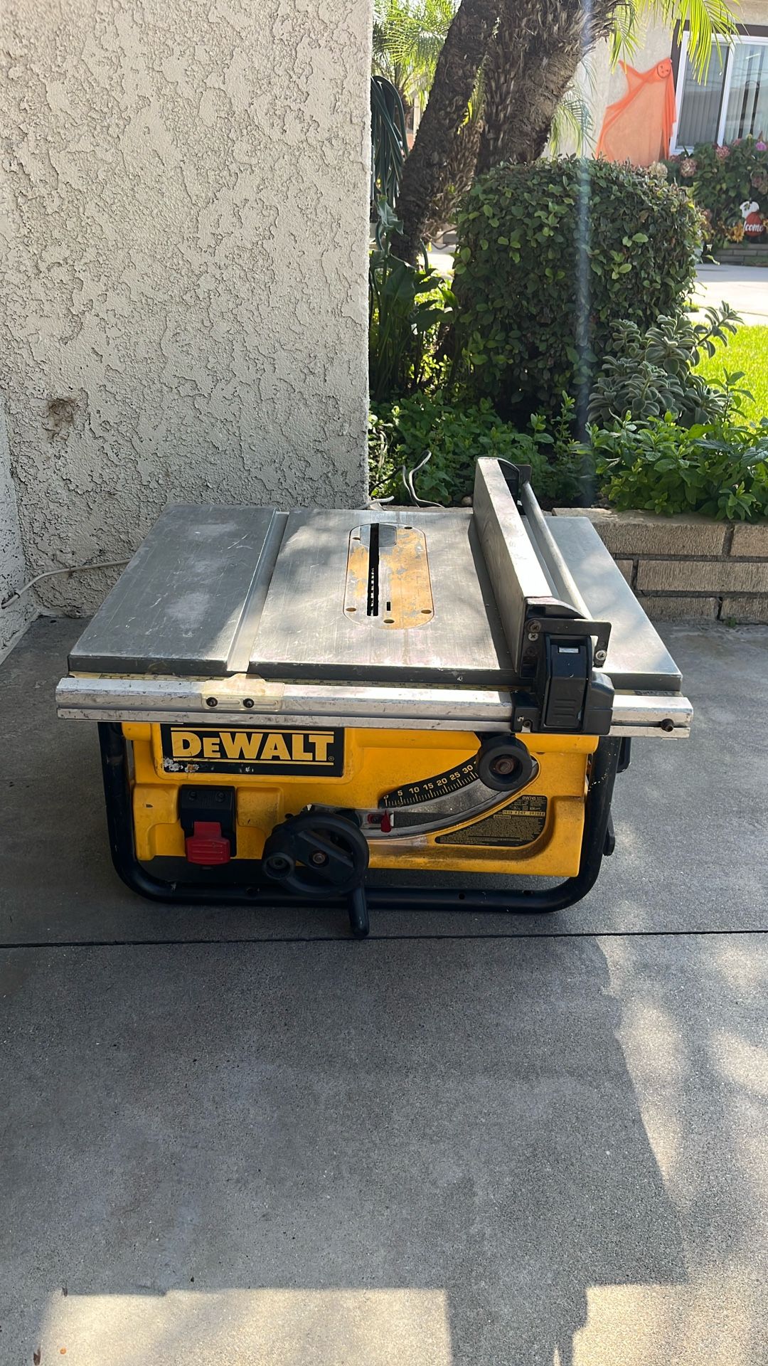 Dewalt 10” Table Saw Works Great Comes With A 60 Tooth Blade $150