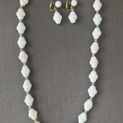 vintage trifari white enamal necklace and earring set In great condition Earrings 1.5” Necklace 24.5”