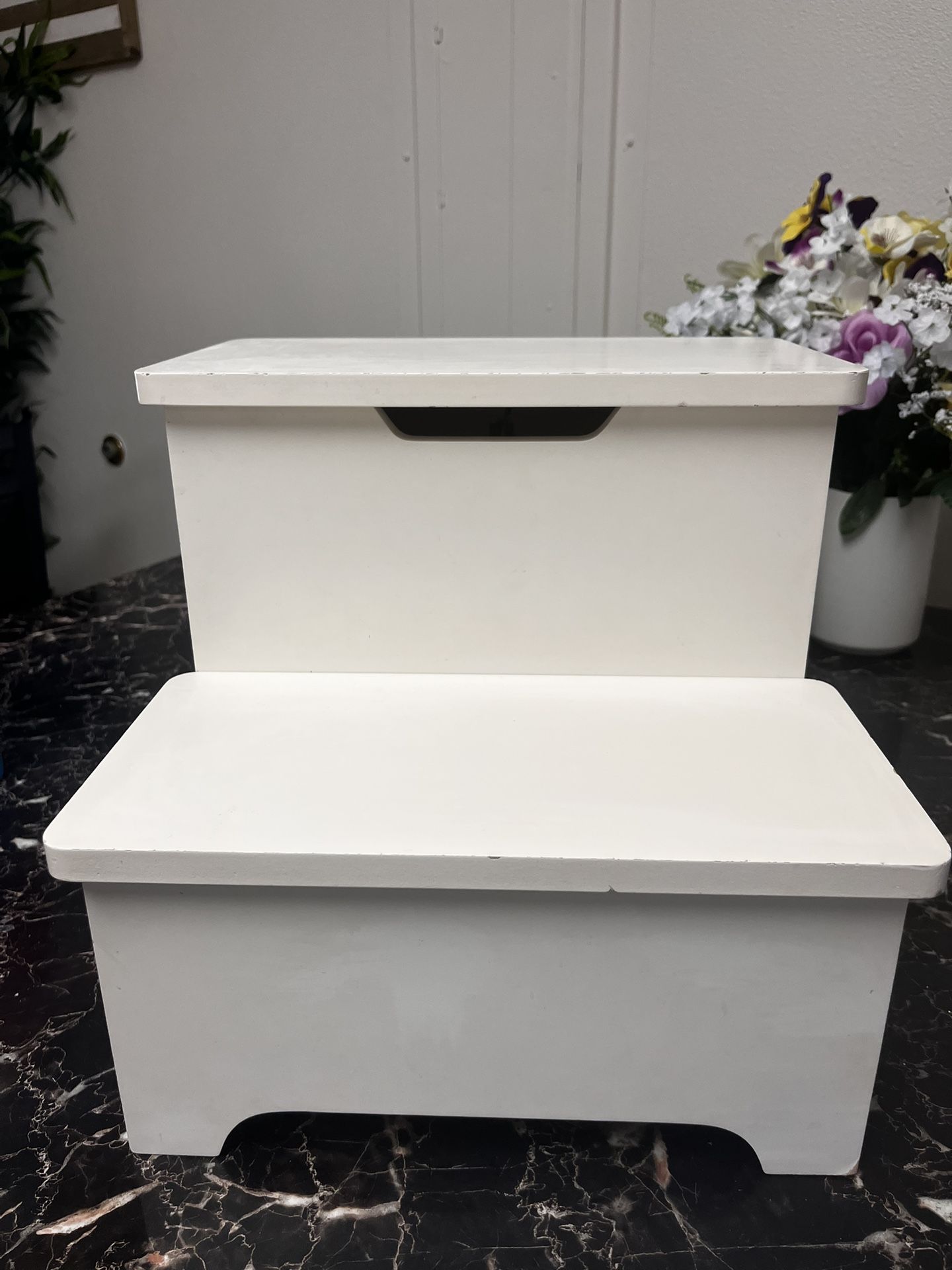 Nice White Kings Brand Furniture Joshua Wooden Stool for Adults and Kids with Storage