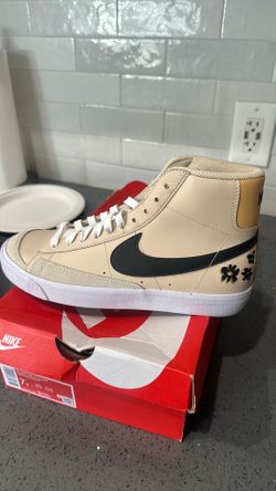 Nike tan shoes