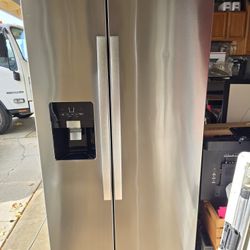 Whirlpool 36" Side-By-Side Counter Depth Refrigerator With Ice Maker and Water Dispenser Working.