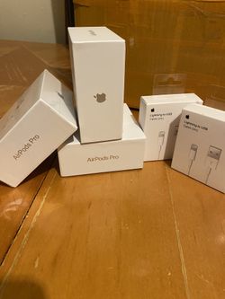 Apple AirPods Pro 2nd Gen & Apple Lightning Charger