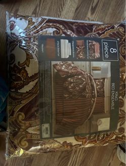 King size Fairfield Square King 8-Piece Reversible Bed Ensemble
