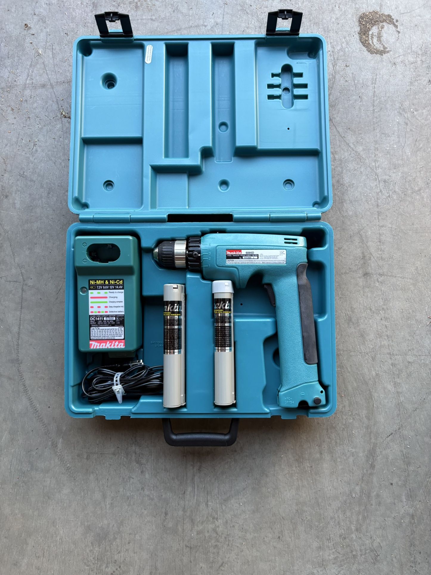 Makita 609D cordless drill with two batteries and charger