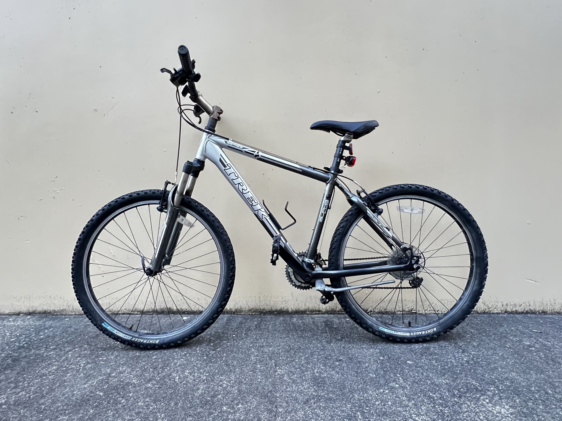 Trek 4300 24 speed Hybrid Mountain Bike/ 26” Tires / 18” Aluminum Frame / RST Suspension / Ready to Ride