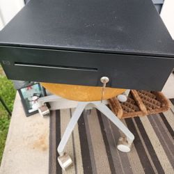 HP CASH  DRAWER WITH TILT AND https://offerup.com/redirect/?o=S0VZUy5MSUtF NEW
