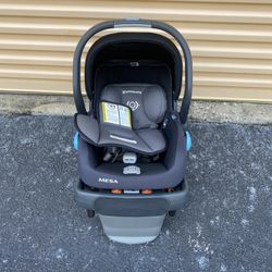  170$. Car Seat With Base.  UPPAbaby  3-35 Lb 1,8-15,9kg Use before Dec 22,2028