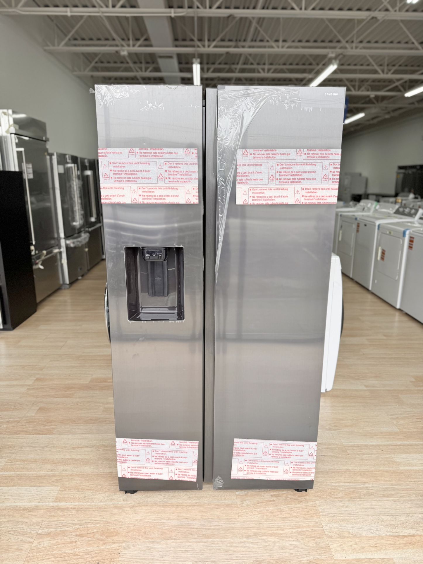 New Samsung - 27.4 cu. ft. Side-by-Side Refrigerator with Large Capacity - Black stainless steel Model: RS27T5200SG