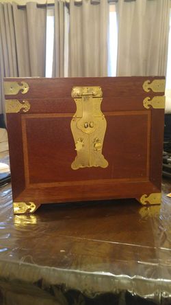 Wooden jewelery box with asian decor