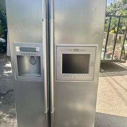   LG  25.2 Cu. Ft. Side by Side Refrigerator with 13.1 Inch LCD TV & FM Stereo: Titanium Excellent Condition.  