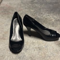 Opened toe heeled black shoes