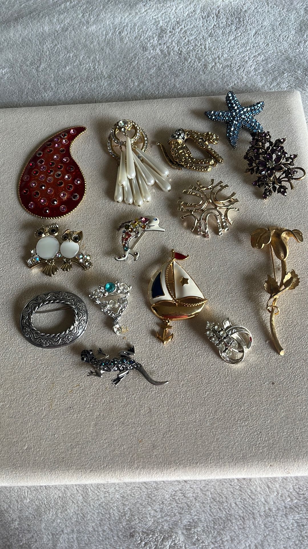 Bundles Of Vintage Brooches With Different Designs