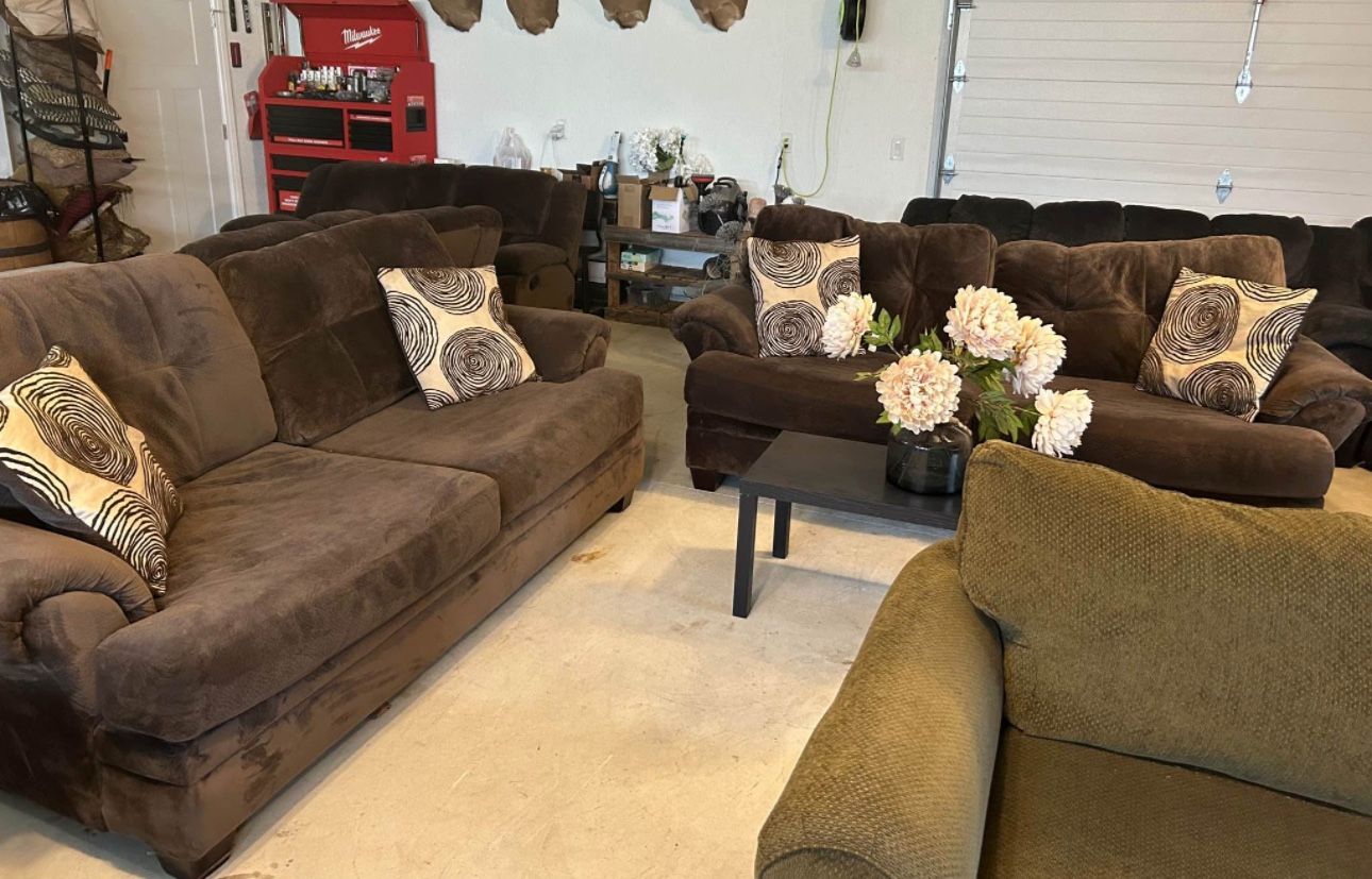 Plush brown 2 piece couch/sofa set Wo/pillows (DELIVERY