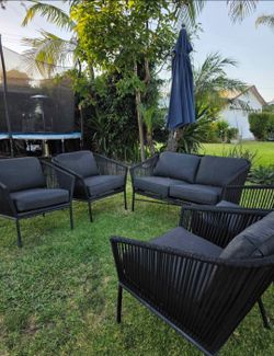 Like New patio set cushion incluide.