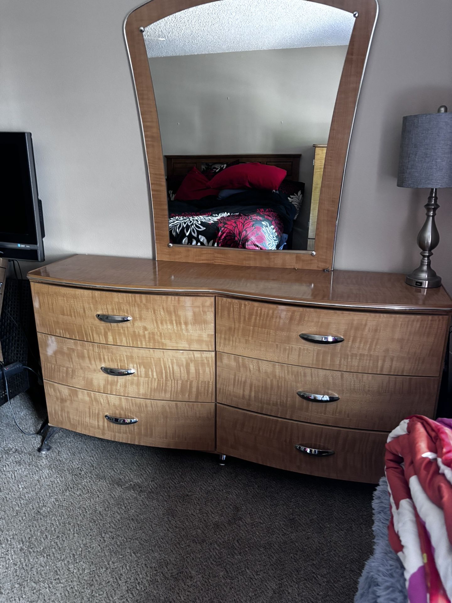 Dresser With Mirror