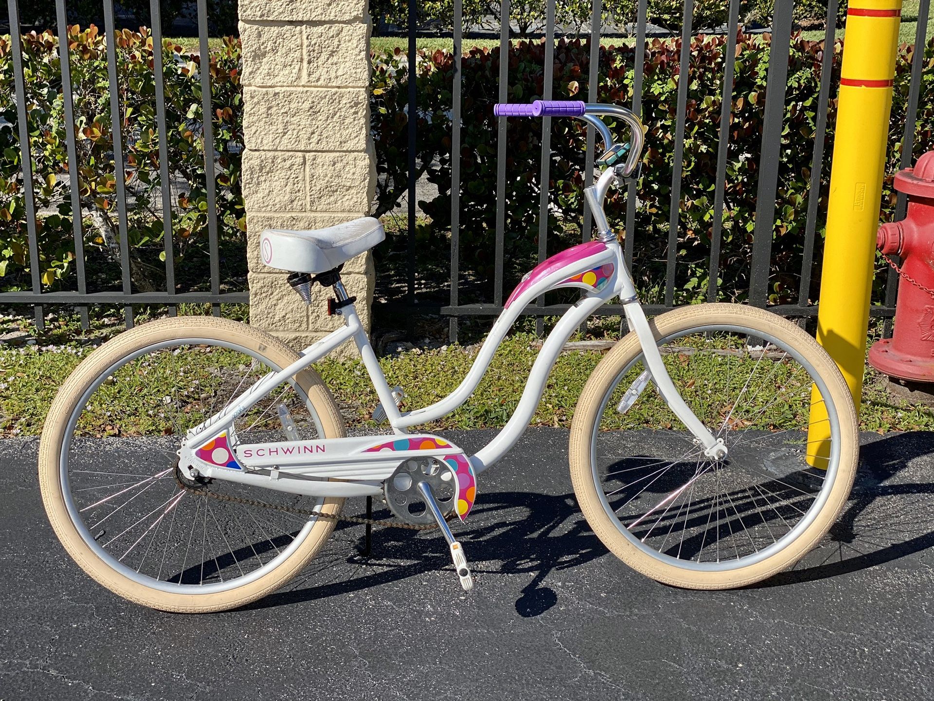 Schwinn Sprite Deluxe Women’s Cruiser Bike - 26inch - White/Pink