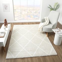8/10 Brand New Geometric Design Cream Rug 