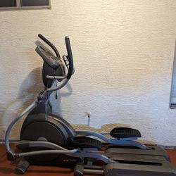 Spirit XE 700 Elliptical Cross Trainer Exercise Workout Machine  Cardio Fitness Trainer 