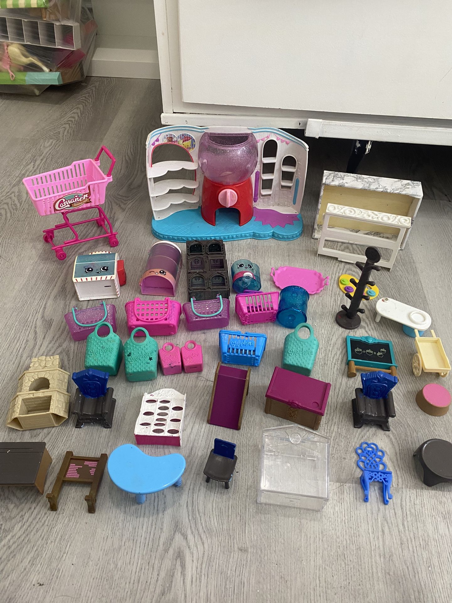 BARBIE TOYS SHOPPING FURNITURE