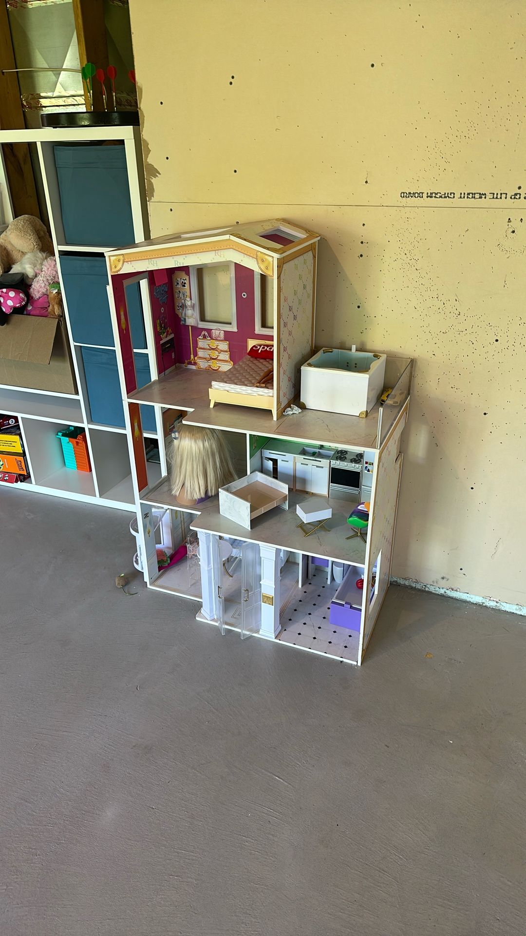 Dollhouse (dolls and Furniture Included)