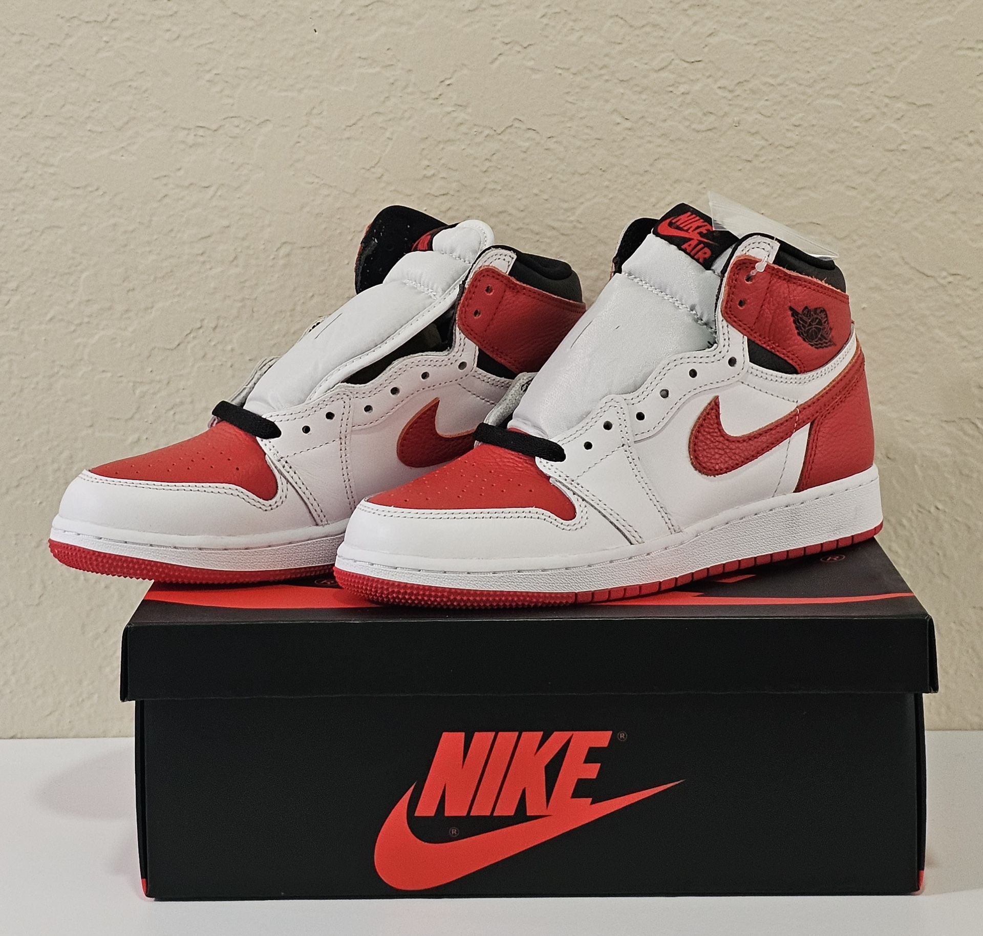 Nike Air Jordan Retro High OG Size 5.5Y / 7 Womens
