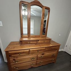 Dresser: 7 Drawers & A mirror 