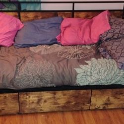 Twin Size Day Bed With Regular Mattress