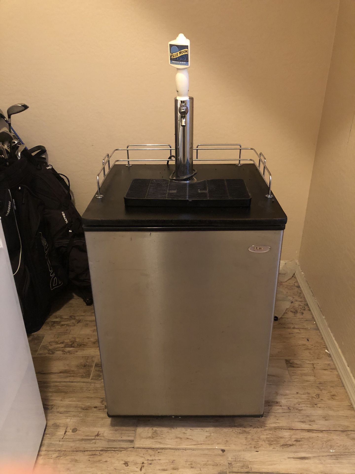 Haier Kegerator. * doesn’t get cold, need sold quick