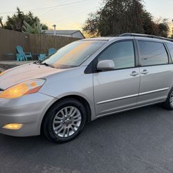 07 TOYOTA SIENNA XLE (PASSED SMOG)