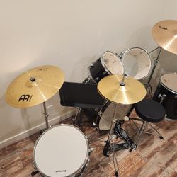 Ludwig BACKBEAT DRUM SET WIT EXTRA CYMBALS Like New