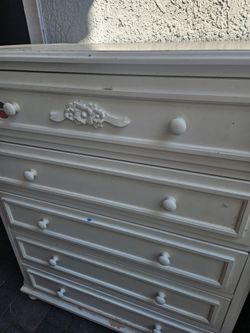 Large wood dresser with 5 drawers