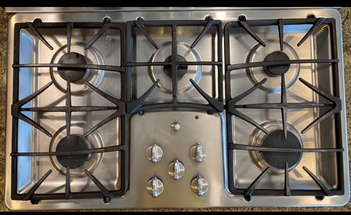 GE Profile™ 36" Built-In Gas Cooktop with 5 burners (control lock capacity)