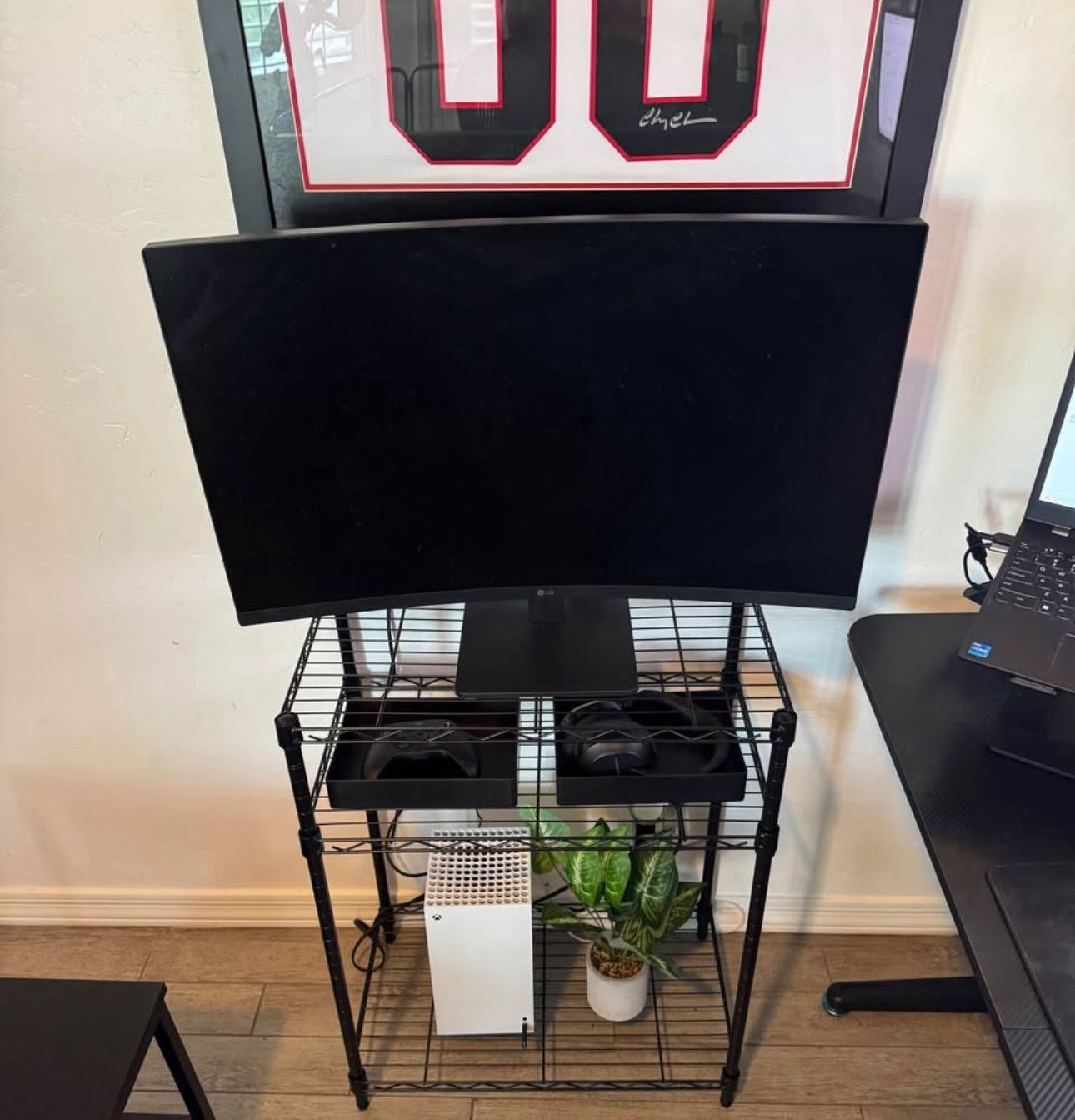 LIKE NEW XBOX Series X 1TB & LG 32” Curved Monitor