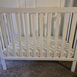 Dream On Me Edgewood 4-In-1 Convertible Mini Crib In White & Dream On Me Holly 3” Fiber Mattress
