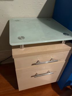 Glass top side table wheels on bottom $10 must pick up today