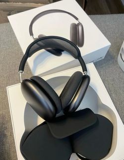 Black Apple AirPod maxes