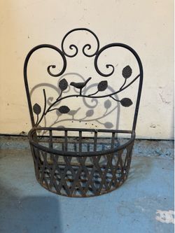 Rot iron plant holder