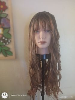 New Synthetic Wig Brown WWITH HIGHLIGHTS HAS LOOSE CURLS