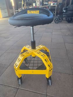 Stool with casters