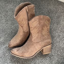 Women’s Boots size 7