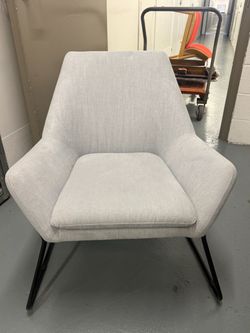 MODERN ACCENT CHAIR IN MINT CONDITION